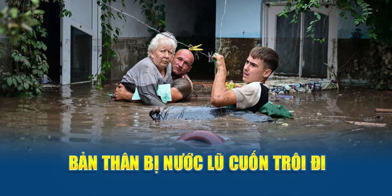 Bản thân bị nước lũ cuốn trôi đi 